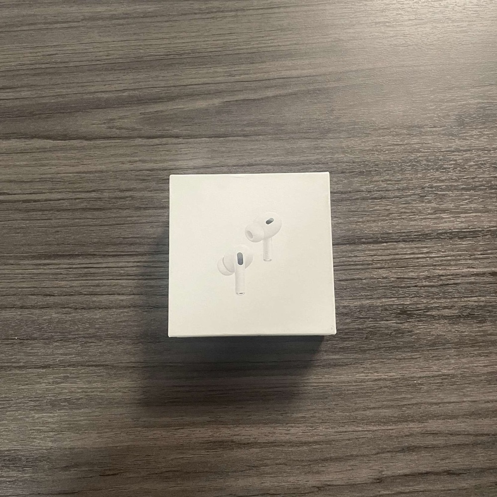 Apple White Earbud Headphones with Seamless Connectivity
